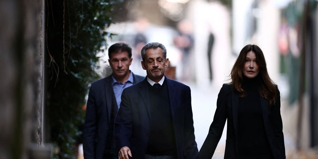 El expresidente francés Sarkozy entra en prisión, recibido por otros reclusos entre gritos: «¡Estás en tu casa!»