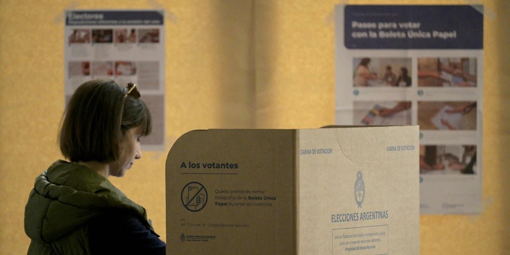 Milei sorprende y se impone en las elecciones legislativas de Argentina con más del 40% de los votos