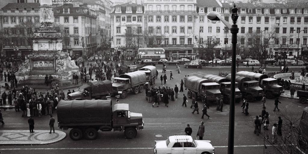 25-N, la fecha que la derecha portuguesa quiere equiparar a la Revolución de los Claveles