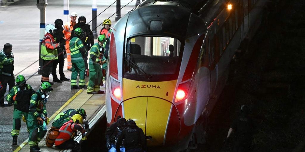 Diez heridos, nueve de ellos en estado crítico, tras un apuñalamiento múltiple en un tren en el Reino Unido