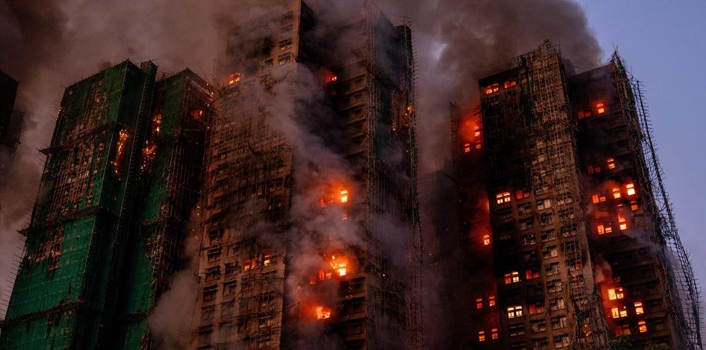 Hong Kong investiga por posible corrupción la reforma en los rascacielos del incendio que se ha cobrado ya 83 muertos