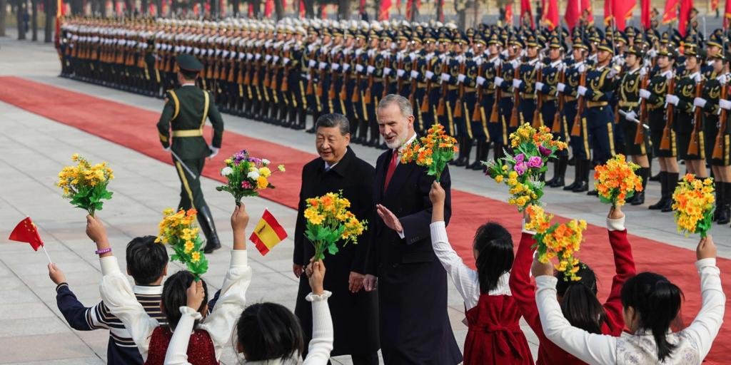 Los Reyes protagonizan una ofrenda floral en la plaza de Tiananmen