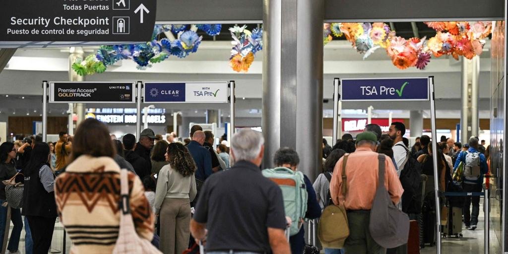 Sin ayudas para los pobres y caos aéreo por el cierre del Gobierno en EE.UU.