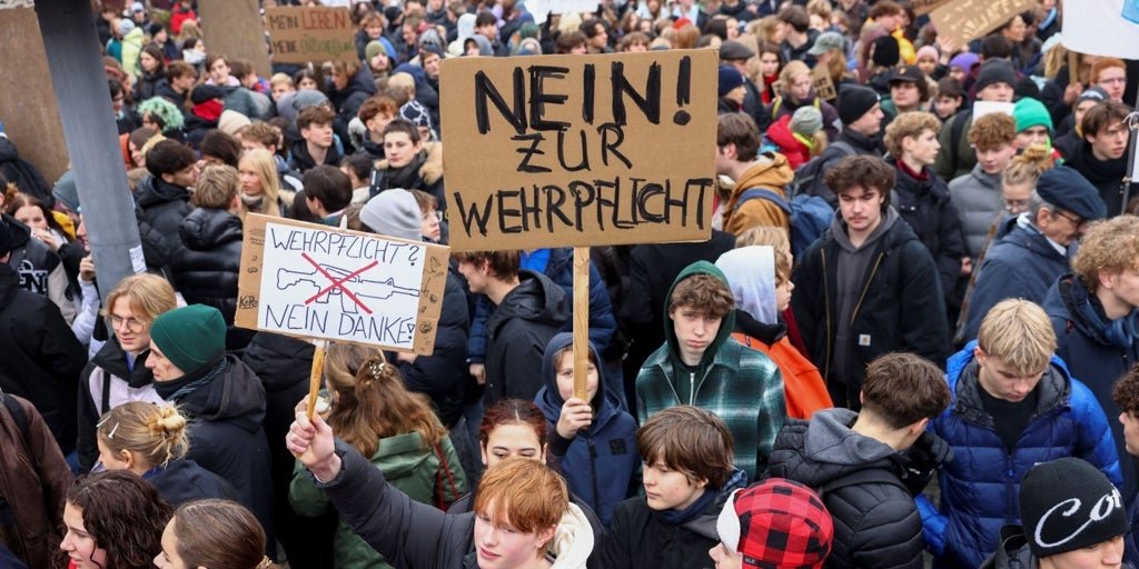 «¿De verdad vamos a parar nosotros a los rusos?»: miles de jóvenes alemanes protestan contra la nueva mili