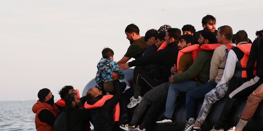 El Reino Unido abre más barracones militares para atender la llegada masiva de inmigrantes