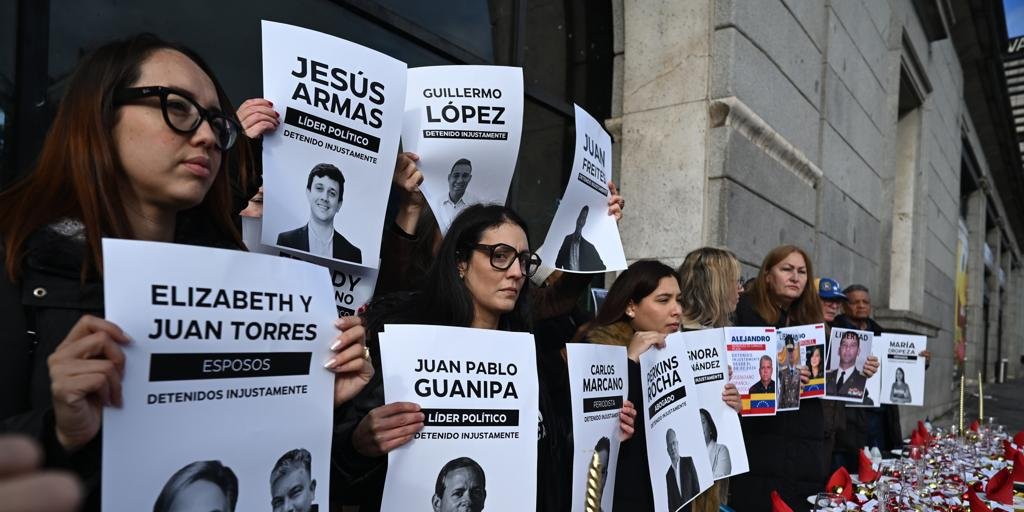 Maduro libera a casi un centenar de presos políticos para tratar de frenar el asedio de Trump