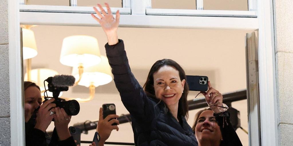 María Corina Machado es recibida en Oslo al grito de «valiente, valiente» por cientos de venezolanos