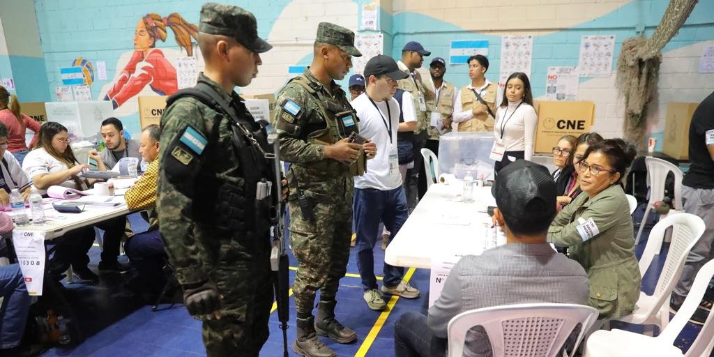 Máxima tensión en Honduras: grupos oficialistas irrumpen en centros y tratan de ocultar el recuento