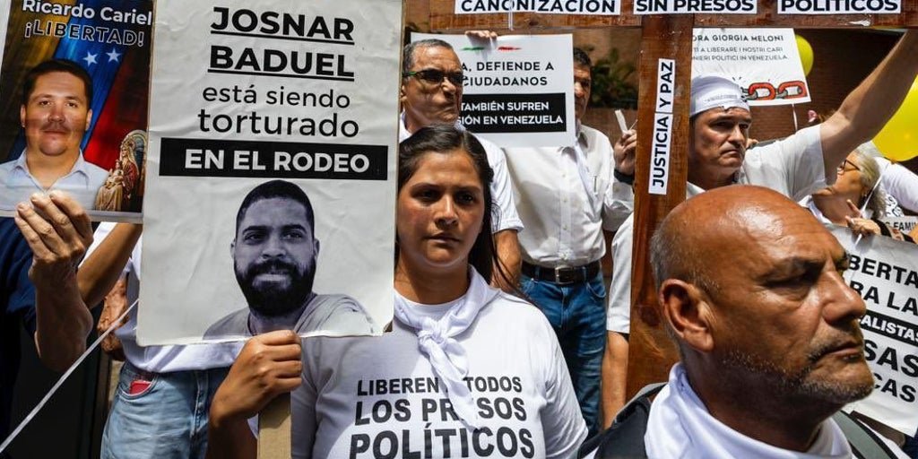 140 pasos encapuchados para una desorientación forzada: la humillación a los familiares de presos políticos en Venezuela