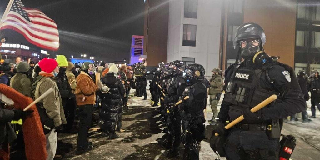 Mineápolis celebra la salida de Bovino, el jefe de los agentes federales, como una victoria