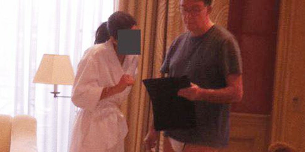 El exembajador británico en EE.UU. renuncia al Partido Laborista tras publicarse una foto suya en calzoncillos en los papeles de Epstein