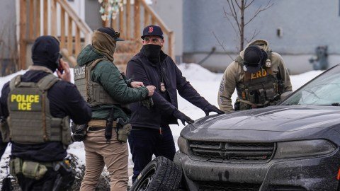 ICE cuadriplica detenciones de inmigrantes y aumenta deportaciones