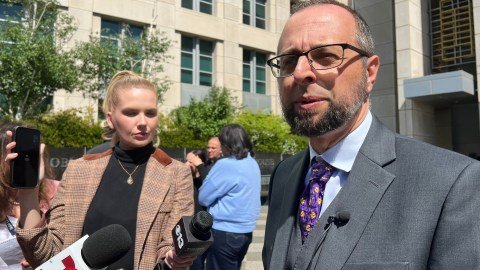 Inmigrante herido por ICE sigue bajo custodia del FBI tras salir del hospital, a pesar de fianza