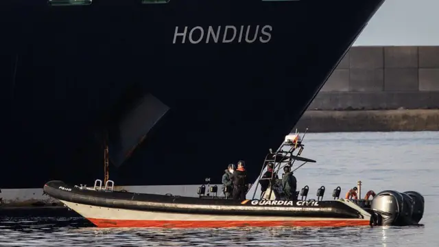 Comienza en Tenerife la operación para evacuar el crucero afectado por el hantavirus