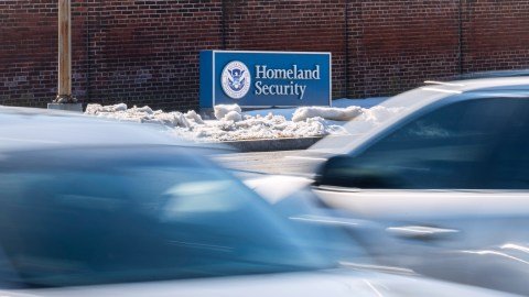 DHS plantea aumentar hasta $18,000 dólares sanciones a inmigrantes deportados en ausencia
