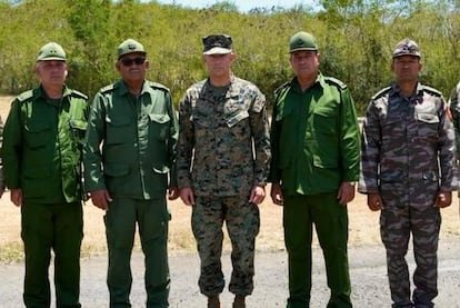 El jefe del Comando Sur se reúne con mandos militares de Cuba en los límites de la base de Guantánamo