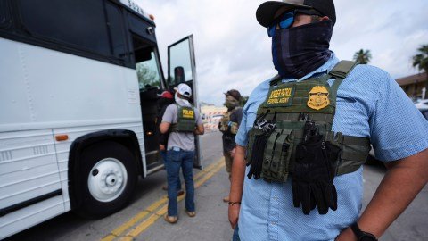 Gobierno de Trump presume un año sin liberar a inmigrantes detenidos en la frontera