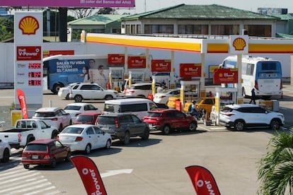 La paradoja de Ecuador: un país petrolero que hace hasta 72 horas de fila para comprar gasolina