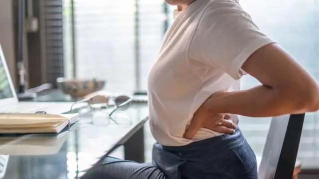 Los efectos para el cuerpo de pasar muchas horas sentado y cómo puedes combatirlos