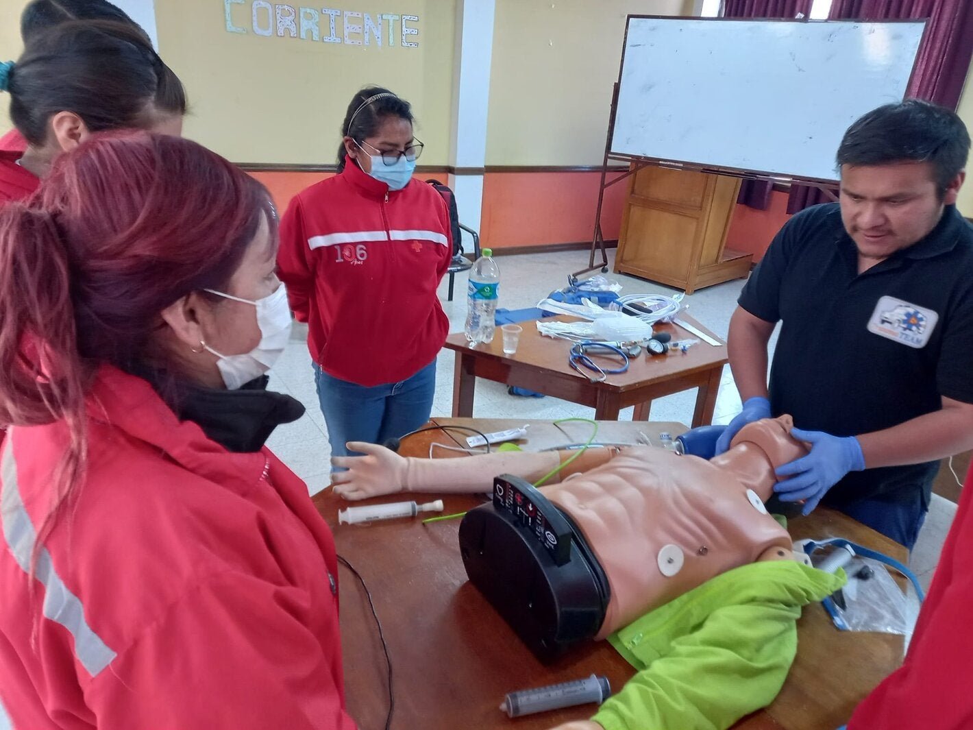 OPS/OMS fortalece la formación en emergencias mediante donación de maniquíes de entrenamiento en Bolivia
