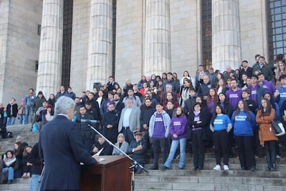 Profesores, estudiantes y autoridades universitarias marchan contra la motosierra de Milei