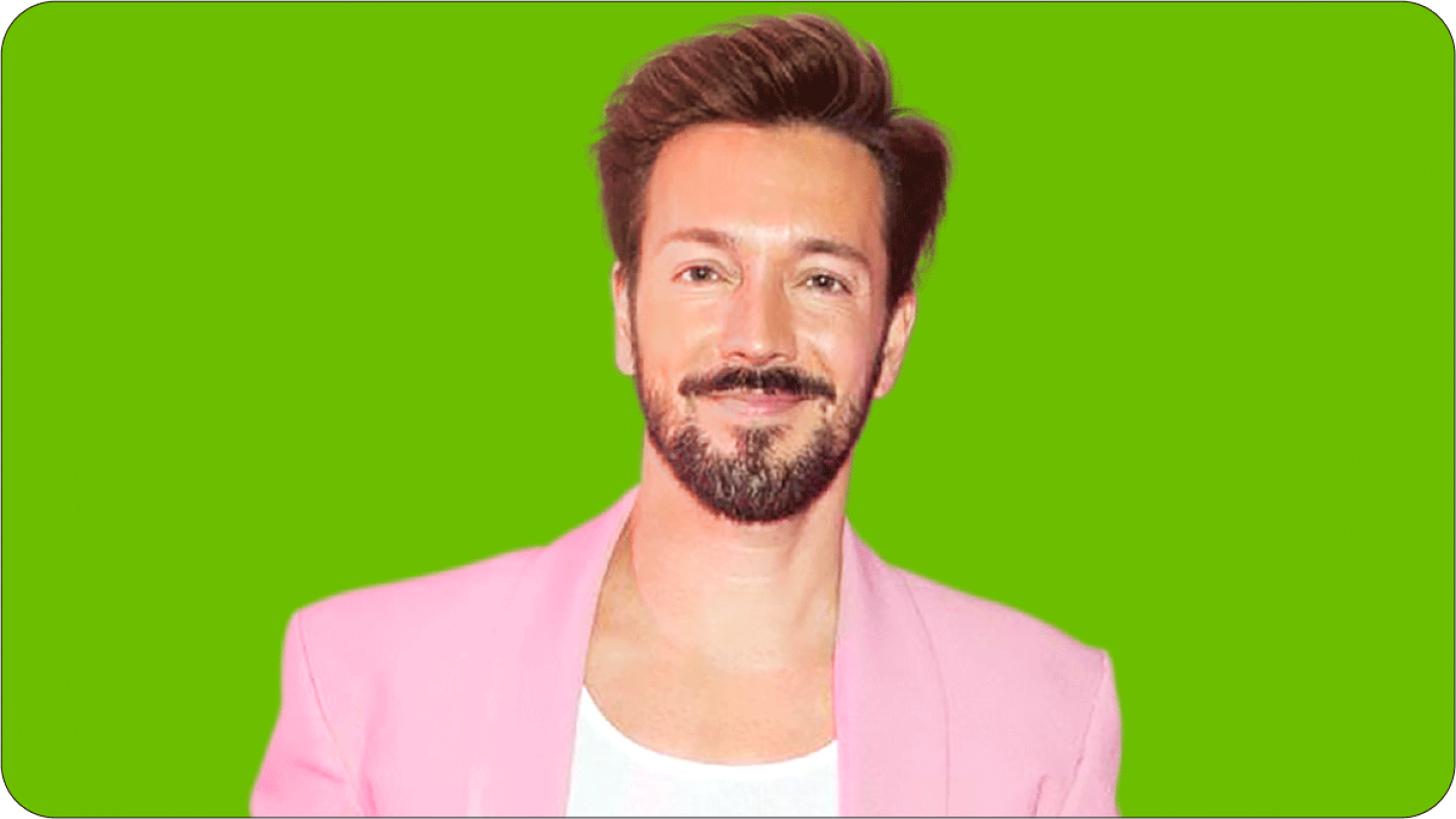 Roger González estaría enamorado de famoso cantante ¡20 años menor que él!, ¡Lo quiere cerca en todo momento!