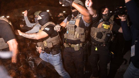 Tensión en Newark: protestas contra ICE dejan arrestos y enfrentamientos frente a Delaney Hall