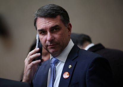 Un audio revela la cercanía de Flávio Bolsonaro a un banquero preso por un megafraude en Brasil