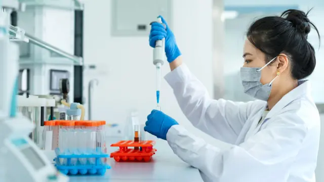 Cómo es la primera vacuna creada con IA y por qué supone un “cambio fundamental” ante futuras pandemias