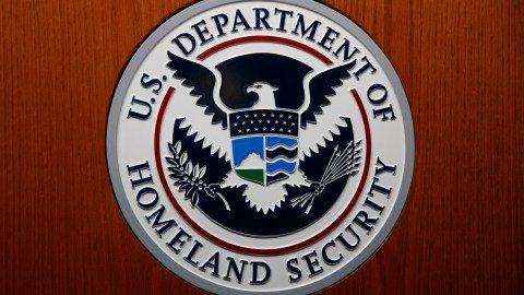 DHS asegura que la mayoría de migrantes no necesita salir de EE.UU. para obtener tarjeta de residencia permanente