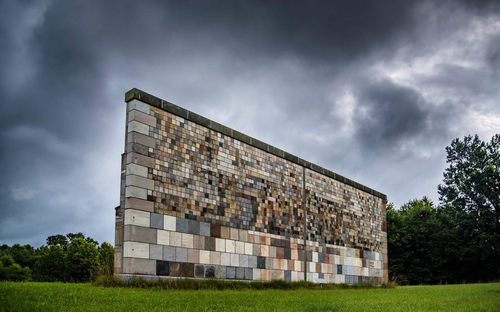 El muro científico con 2.352 piedras de 16 países que lleva desde 1948 revelando cómo envejecen los edificios