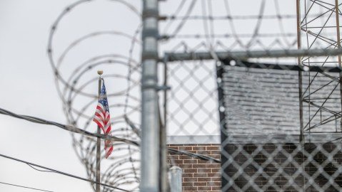 Gobierno de Trump evalúa vender megacentros de detención y aviones adquiridos por ICE