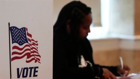 Trump ordena al ICE rastrear votantes “falsos” antes de las elecciones de medio mandato