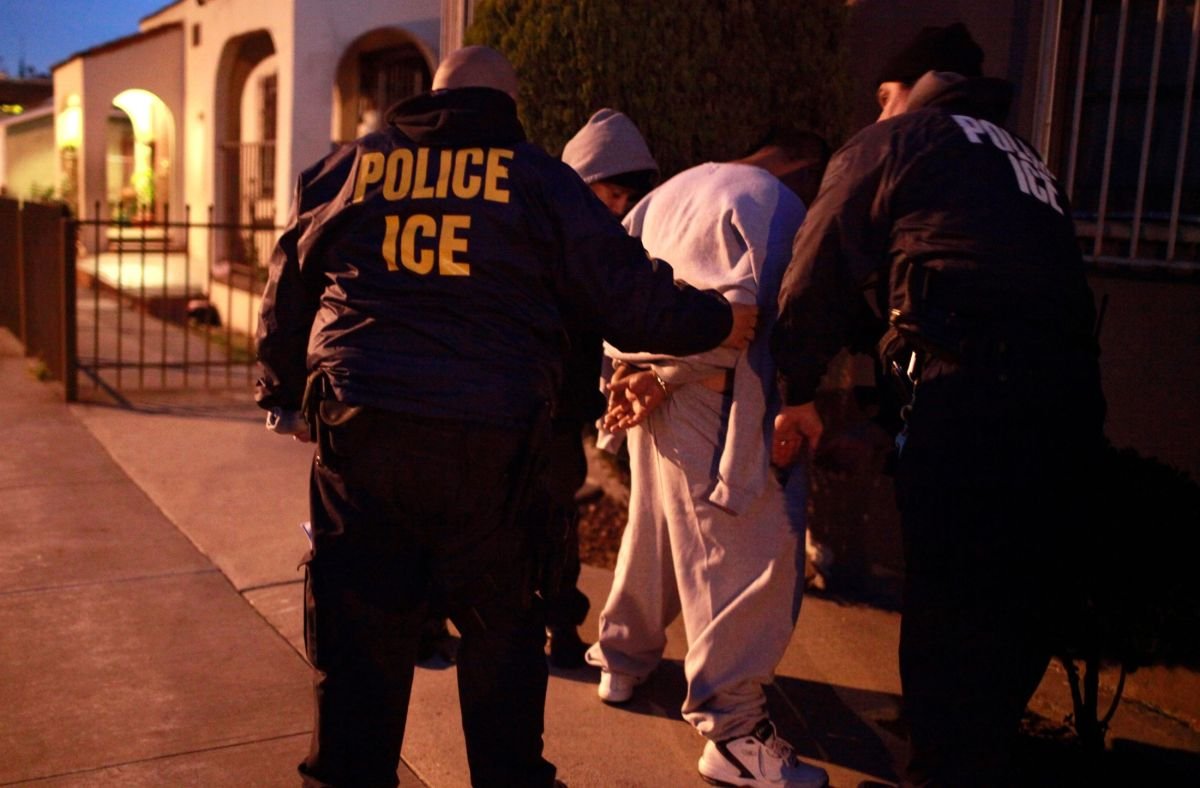 ACLU acusa que agentes migratorios eligieron negocios por Google para realizar redadas