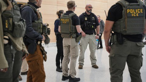 Alerta de viaje en avión para inmigrantes ante acciones de ICE en aeropuertos