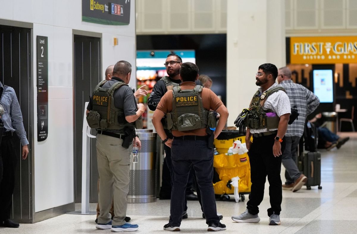 Alerta de viaje por arrestos de inmigrantes en aeropuertos