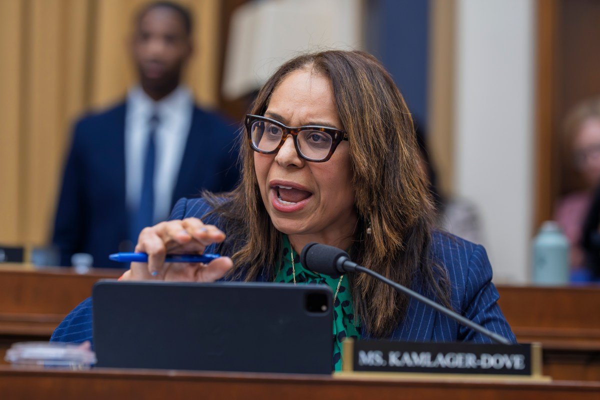 Congresista exige a ICE atención médica a detenido en Adelanto