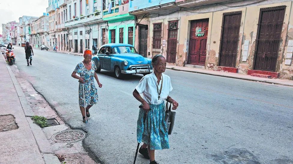 Cuba abre a privados participación en gasolineras y farmacias