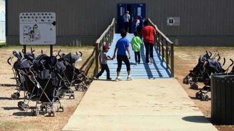 Demócratas instan al DHS a clausurar centro de detención familiar de migrantes de Dilley