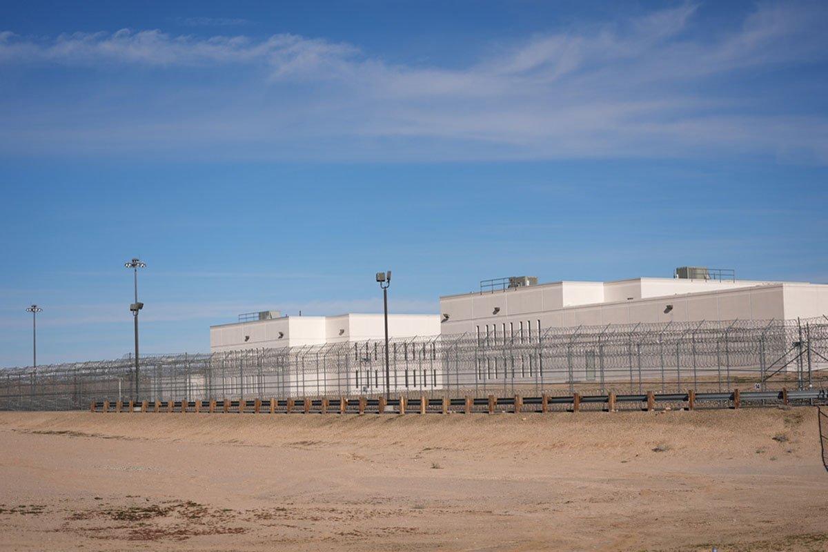 DHS paga millones para comprar dos de los mayores centros de detención de inmigrantes en California