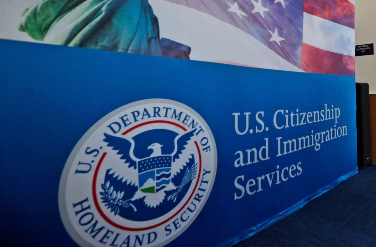 DHS revisaría uso de Medicaid y cupones para decidir quién obtiene la Green Card