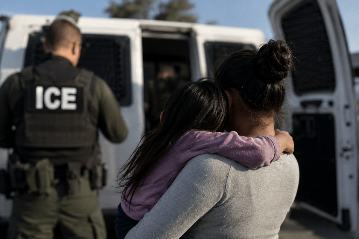 ICE arrestó a más de 12,000 personas con datos entregados por la agencia que cuida a niños migrantes