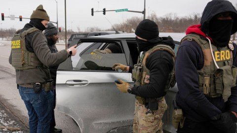 ICE suspende controles de tráfico tras muertes de inmigrantes en operativos de Maine y Texas