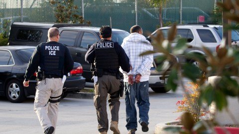 Informes judiciales señalan que agentes de ICE utilizaron insultos raciales para referirse a latinos