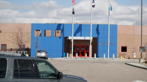 Investigan un posible brote de tuberculosis en un centro para inmigrantes en Colorado