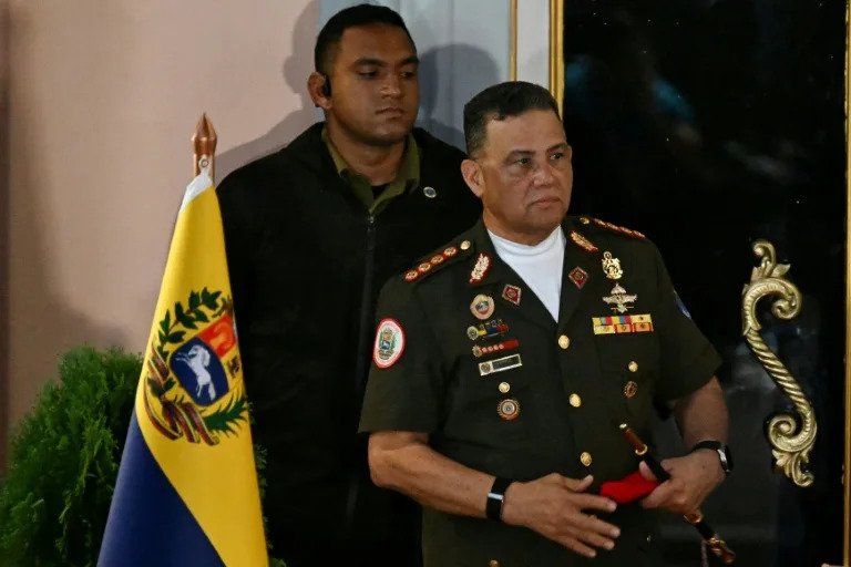 La presidenta de Venezuela reestructura el alto mando de la Fuerza Armada