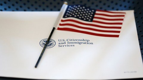 Las claves de las dos nuevas reglas de la Administración Trump para limitar acceso a “green card”