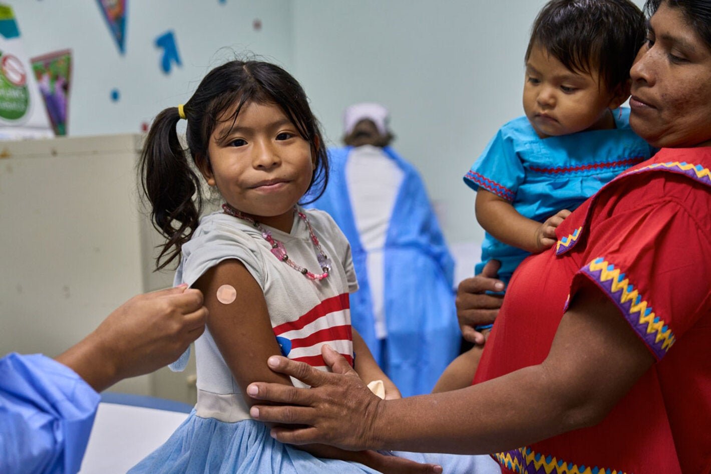Las estimaciones de la OMS y UNICEF muestran que la vacunación de rutina ha recuperado en las Américas, pero la disminución de la cobertura contra el sarampión deja a las comunidades vulnerables a brotes