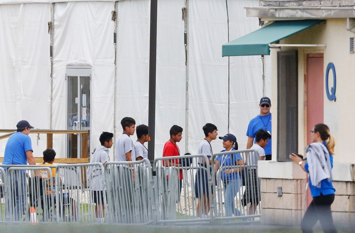 Miles de niños inmigrantes quedarían sin defensa legal por el fin de un contrato federal