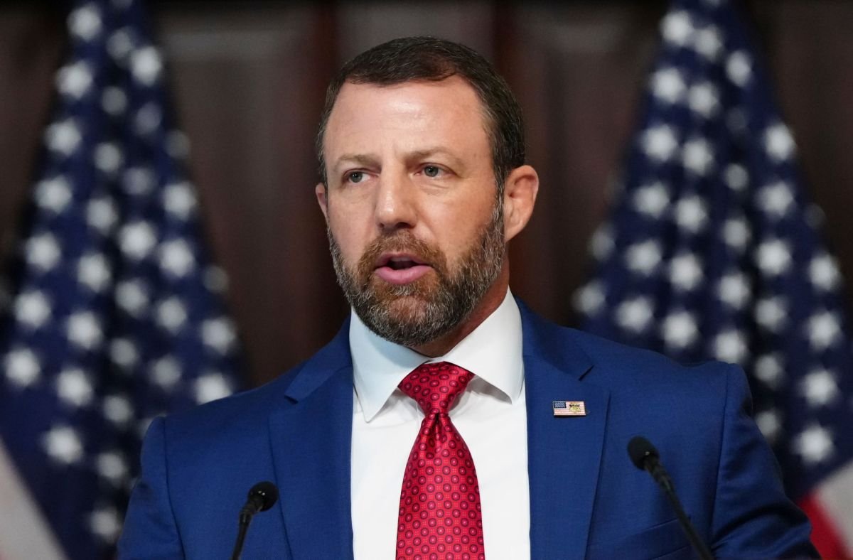 Mullin evita responder por muertes de inmigrantes y anuncia más vigilancia de ICE en las calles
